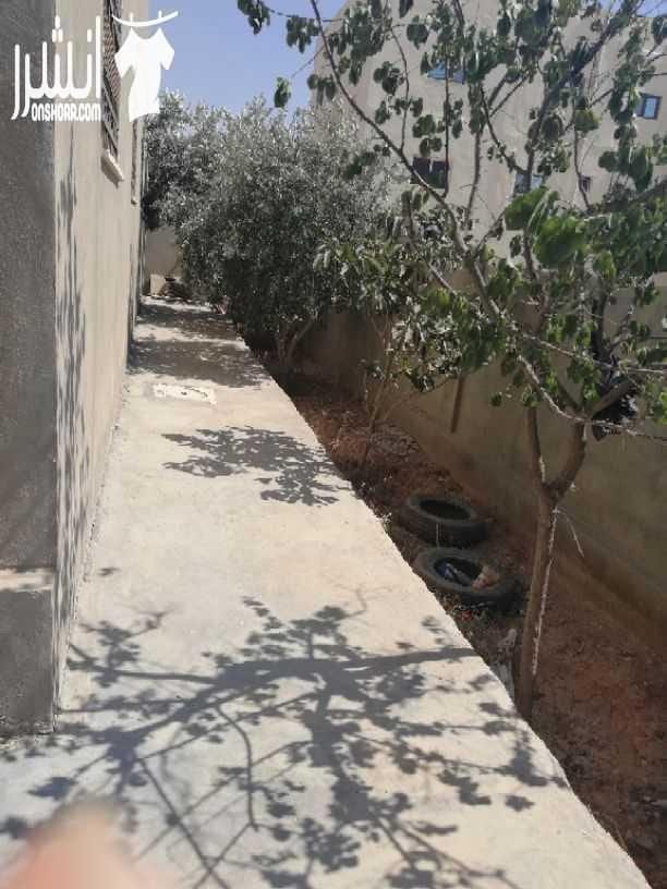منزل مستقل للبيع على مساحة ارض 532 متر... في زيزيا بعد جسر المطار(خلف مديرية التربية والتعليم)... على شارعين 16 متر .. مساحة البناء 200 متر مربع.. عمر البناء 8 سنوات.... يتكون من 3 غرف نوم (واحدة ماست...