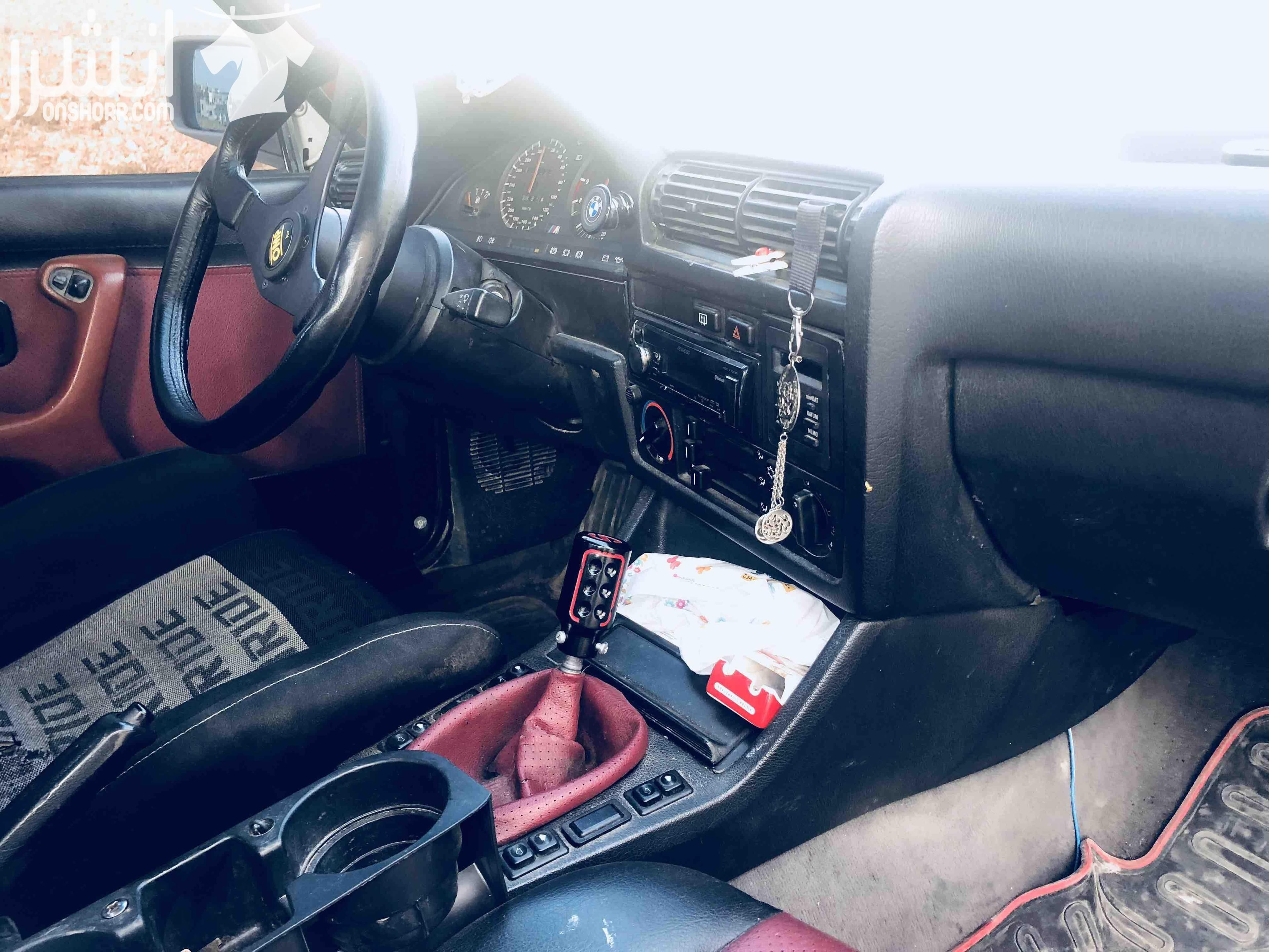 بسم الله ما شاء الله , BMW E30 1989 بوز نمر موديل 1989 . اصلية 320I ماتور 20 اسود فينوس (m50b20 vanos) فتحة كهربــاء 3 حركات شغالة 100% زجاج امامي خلفي كهربــاء غرفة جلد بحالة الوكالة بطاين وكا...