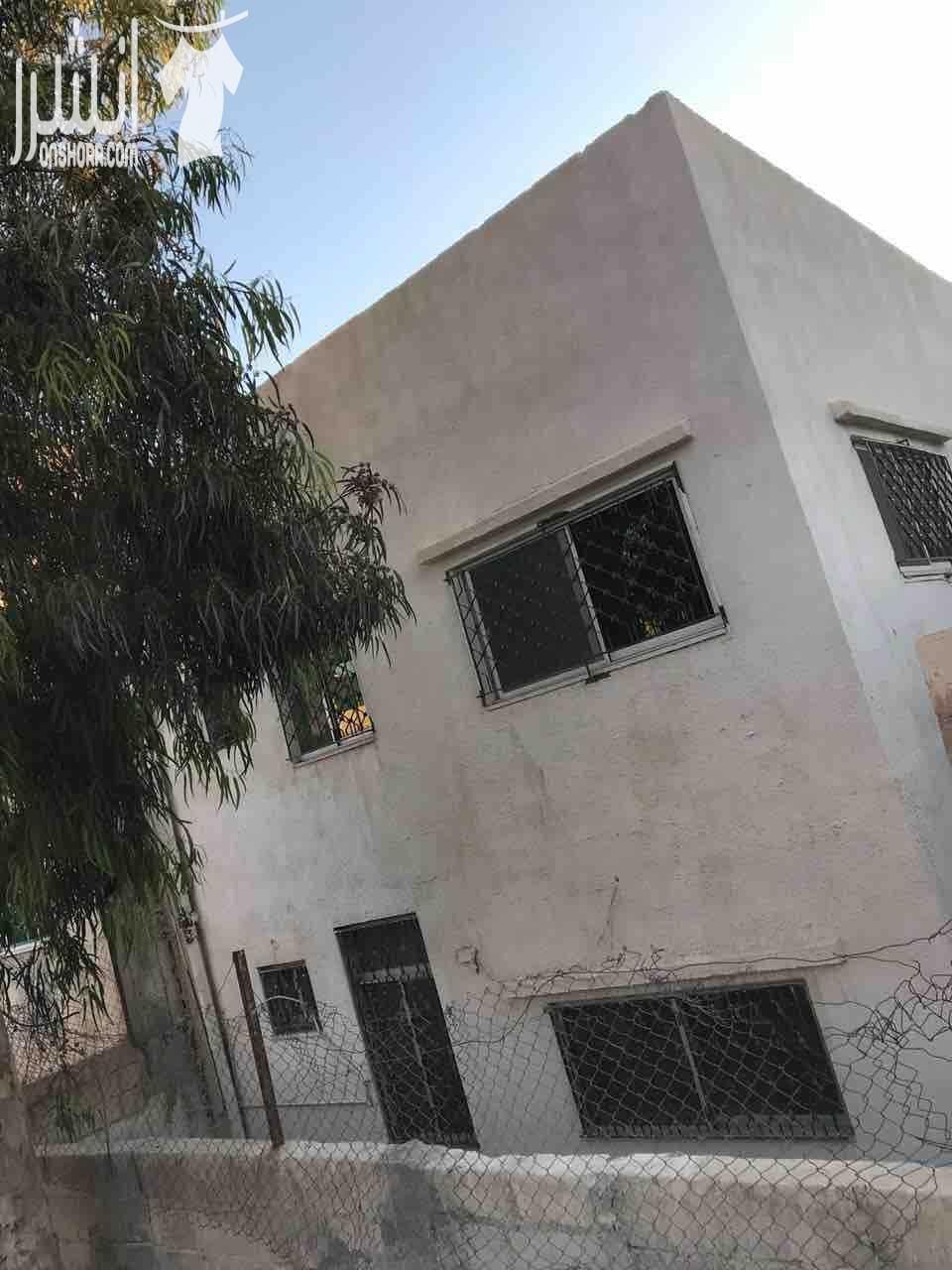 بيت مستقل للبيع بداعي السفر مسطح البيت 200متر مربع البيت مكون من طابقين كل طابق 100 متر مربع مساحه الارض كامله ١٦٠ متر كل طابق يوجد فيه اربع غرف وحمامين ومطبخ واجهه حجر كوشان مستقل كل طابق عداد...