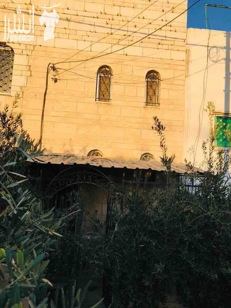 بيت مستقل للبيع بداعي السفر مسطح البيت 200متر مربع البيت مكون من طابقين كل طابق 100 متر مربع مساحه الارض كامله ١٦٠ متر كل طابق يوجد فيه اربع غرف وحمامين ومطبخ واجهه حجر كوشان مستقل كل طابق عداد...