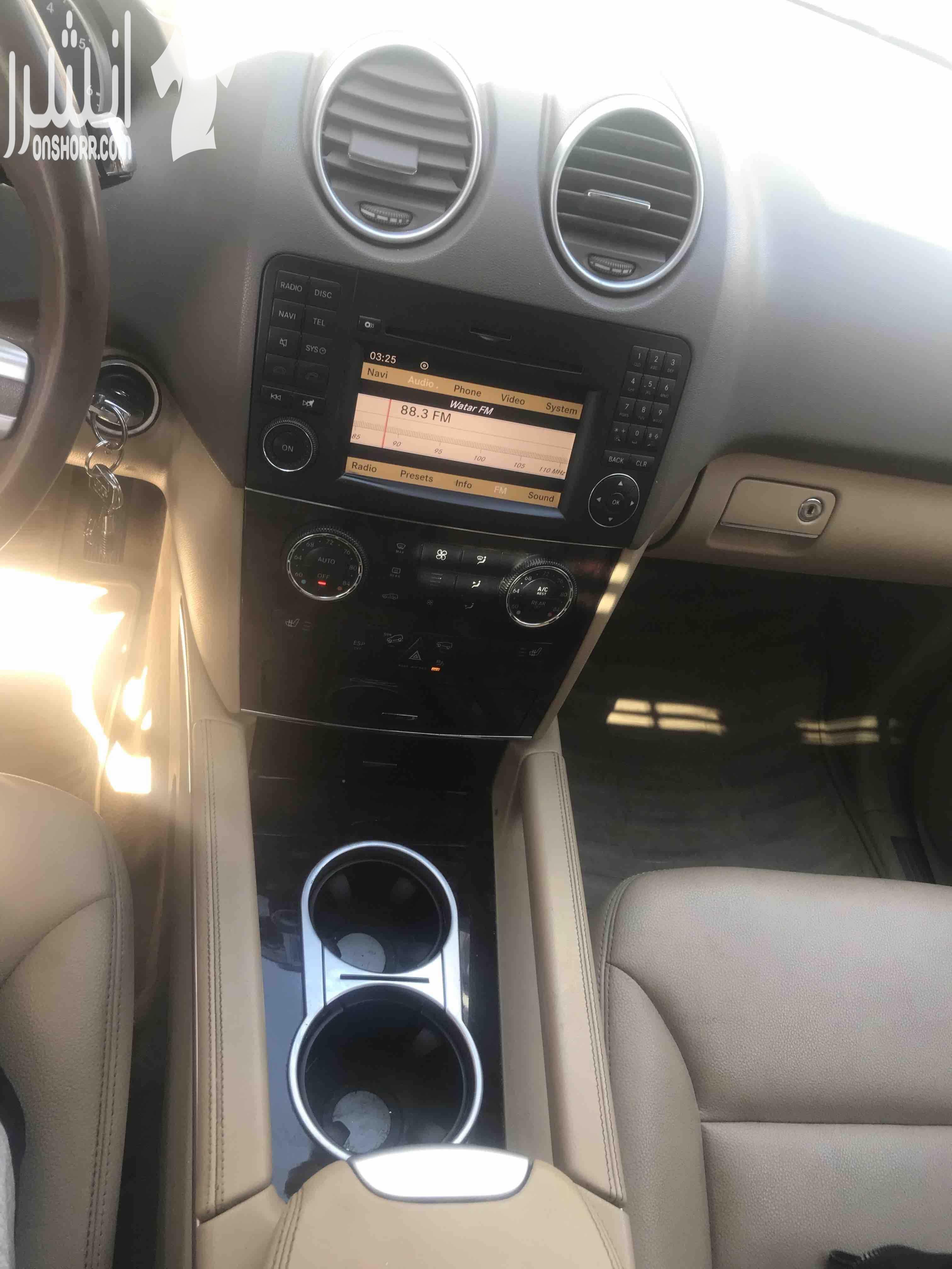 مرسيدس Ml 350 2011 4 MATIC/ فتحة/ كاميرا خلفية / فرش جلد / فحص كامل بحالة الوكالة / كراسي كهرباء/ تحكم طارة/ حساسات امامية حساسات خلفية / مري كهربا / راديو / مسجل MP3 / مشغل CD / مدخل AUX / مدخل USB/...