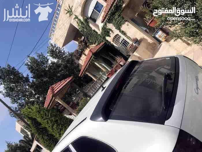 شقه ارضيه للبيع في تلاع العلي مساحه الشقه 230 متر مكونه من 4 غرف نوم 4 حمامات بلكونتين صاله و صالون غرفه خادمه مع حمامها الحاره كلها فلل و العماره مكونه من طابق ارضي و اول فقط تصنيف أ اسكان خاص الش...