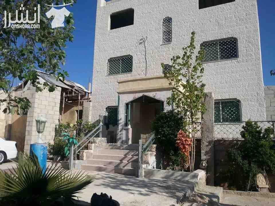 لقطه لقطه يـ✌ـا بلاش بيت مستقل مكون من ثلاث طوابق لطابق الاول ثلاث غرف وصالون ومطبخ راكب جديد ومعيشه وثلاث حمامات الطابق الثاني مكونين ثلاث غرف وصاله ومطبخ وحمام والطابق الثالث واقف على التشطيب ومزر...