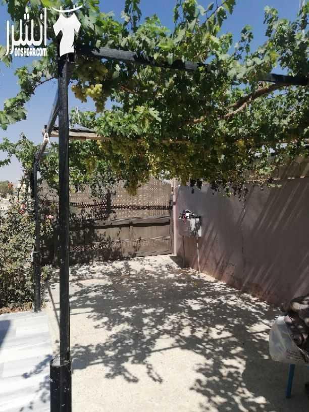منزل مستقل للبيع على مساحة ارض 532 متر... في زيزيا بعد جسر المطار(خلف مديرية التربية والتعليم)... على شارعين 16 متر .. مساحة البناء 200 متر مربع.. عمر البناء 8 سنوات.... يتكون من 3 غرف نوم (واحدة ماست...