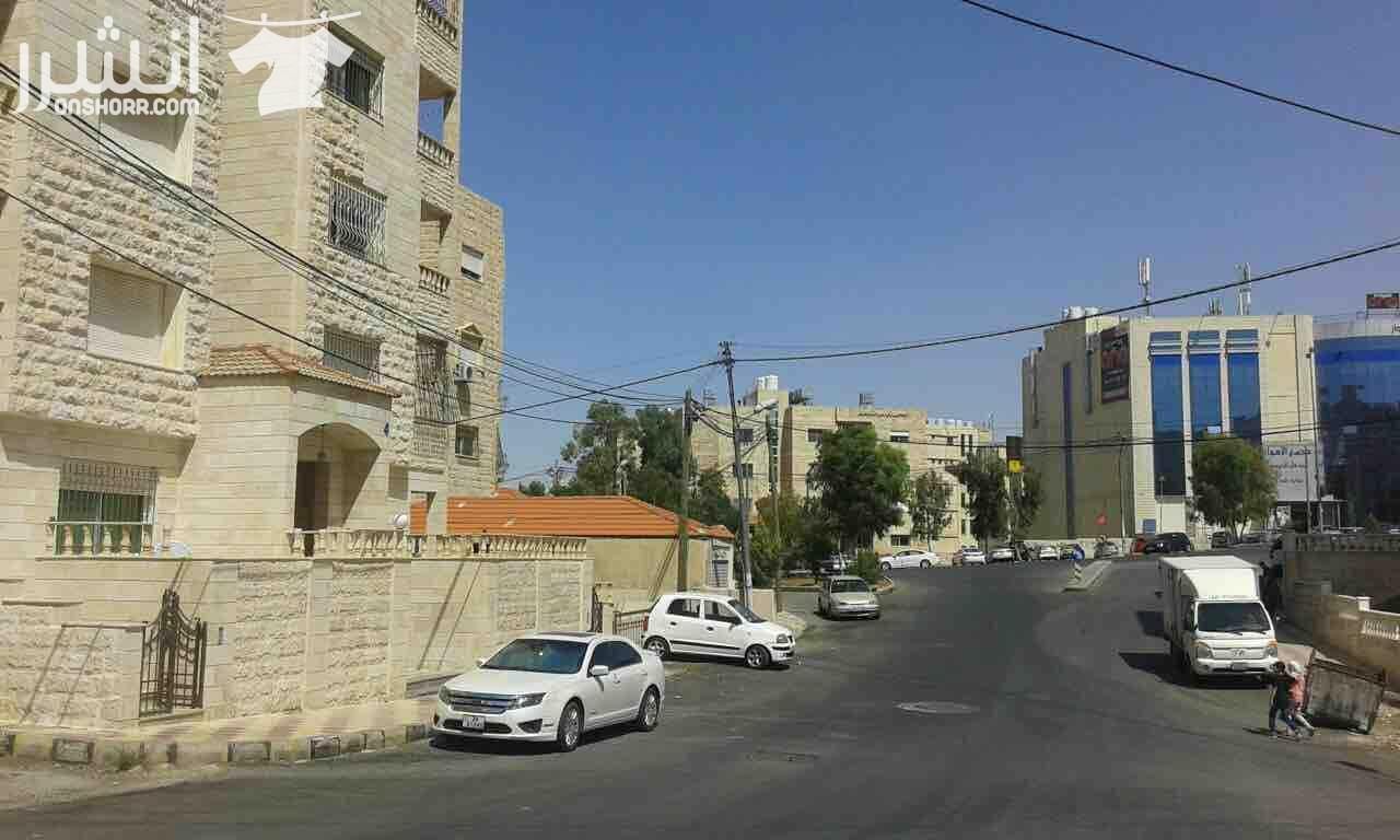 شقة في طبربور مساحتها ١٤٢م طابق رابع ٣ غرف نوم وحدة منهم ماستر حمامين وحمام ماستر صالون غرفة معيشة مطبخ بيطلع على برندة مطلة عمر العمارة ٨ سنوات العمارة في منطقة حيوية وقريبة من كارفور