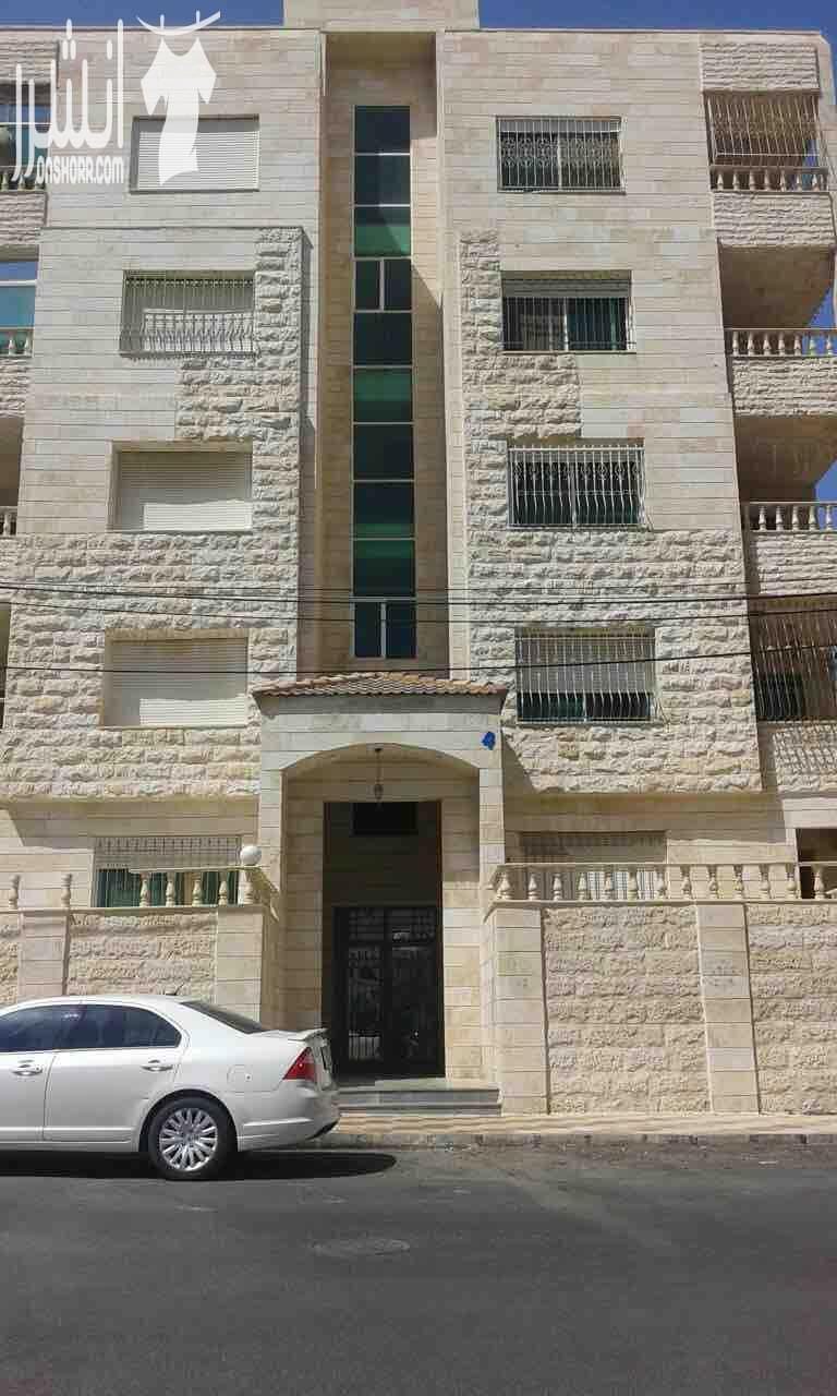 شقة في طبربور مساحتها ١٤٢م طابق رابع ٣ غرف نوم وحدة منهم ماستر حمامين وحمام ماستر صالون غرفة معيشة مطبخ بيطلع على برندة مطلة عمر العمارة ٨ سنوات العمارة في منطقة حيوية وقريبة من كارفور