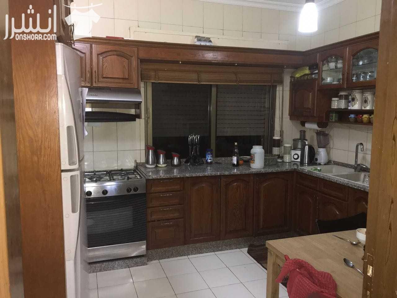 شقه في ضاحية الرشيد بجانب مدارس تقارب والكليه العلميه الاسلاميه طابق ثاني مساحتها 148م ثلاث غرف نوم واحده ماستر وثلاث حمامات المطبخ من المثالي شارع مكه مكفول وسخان فوري لكل حمام وجيزر كهربا للبيت كام...