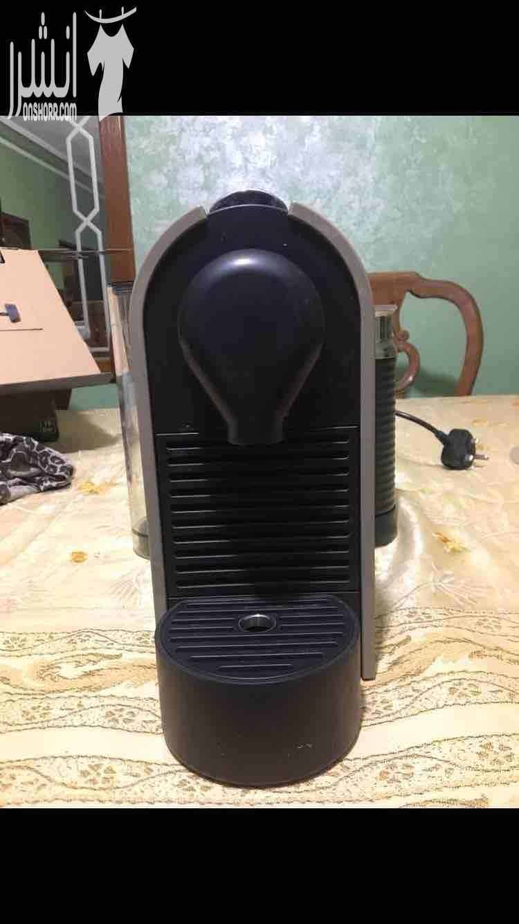 Nespresso UMilk صانعة قهوة نظيفة جداً تشتغل عن طريق الكبسولات مع جهاز صانع رغوة للحليب بارد او ساخن Bar19 قوة امكانية اختيار 3 مستويات لكمية القهوة