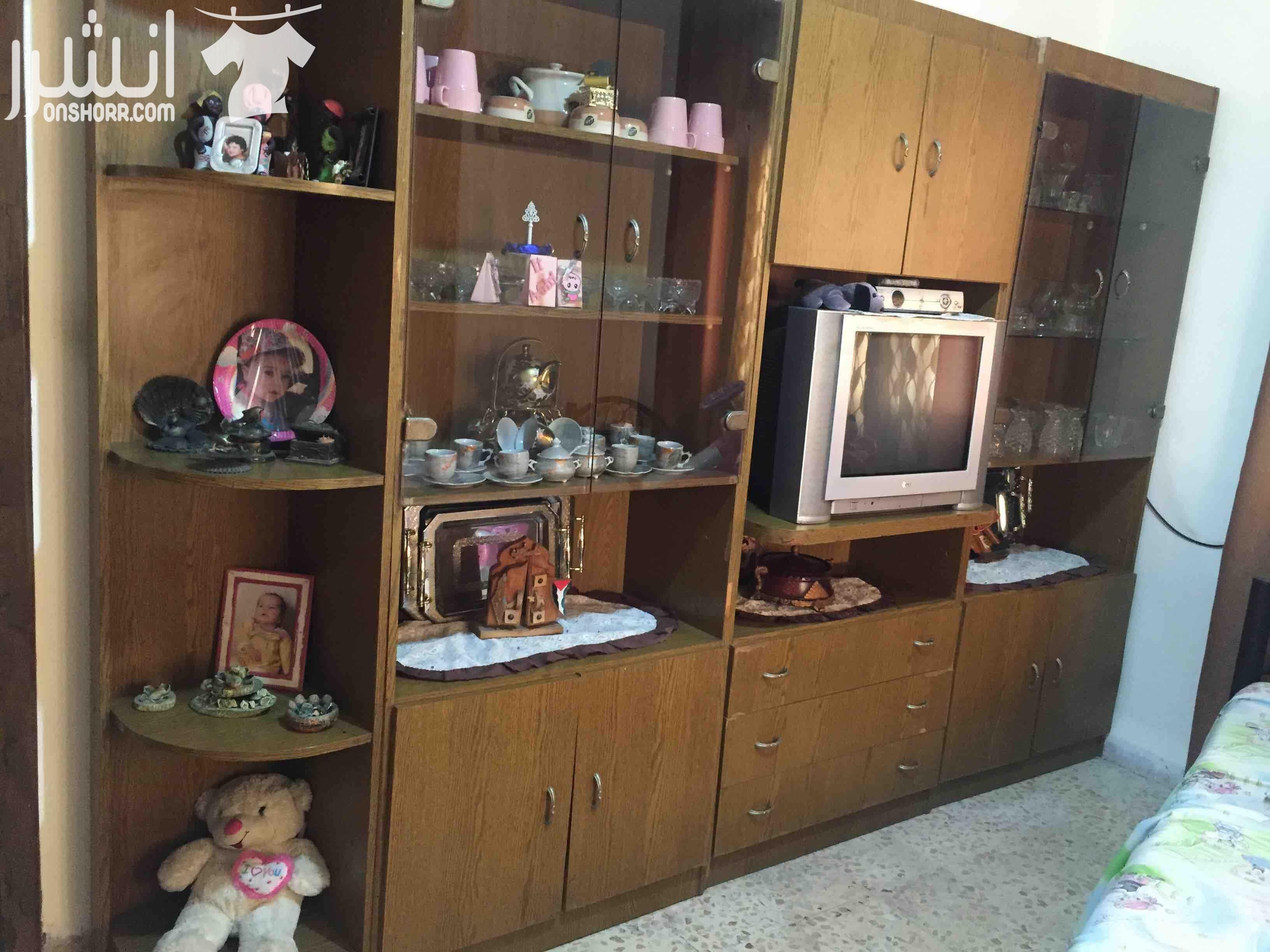 وفيه فاخر تفصيل بحاله ممتازه استعمال بسيط مكون من 2 كورنر 3 قطع كبيره لون بني مع عسلي للتواصل والاستفسار واتس اب على الرقم 0799894483