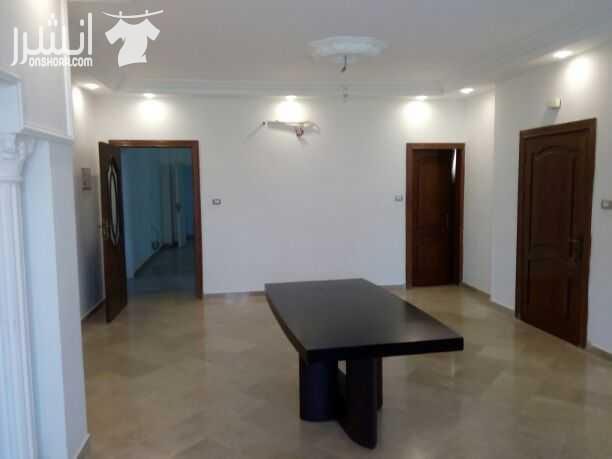 شقة فارغه ارضيه في الظهير الغربي (الدمينه ) 3 غرف نوم غرفة الماستر (7 & 4 ) 3 حمامات مطبخ واسع ( 7 & 4 ) غرفة معيشه و صالون و سفره تأسيس تدفئه و مكيفات ترس و كراج .
