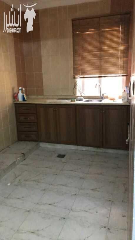 شقة بمنطقة مميزة للبيع بمدينة اربد قرب الخدمات وبمدخل منفصل عن العمارة مع ترس امامي وجانبي الشقة مكونة من 3 غرف نوم وصالة ومطبخ بنظام امريكي وحمامين وتشطيبات مميزة سعر الشقة 27000 دينار اردني قابل ل...