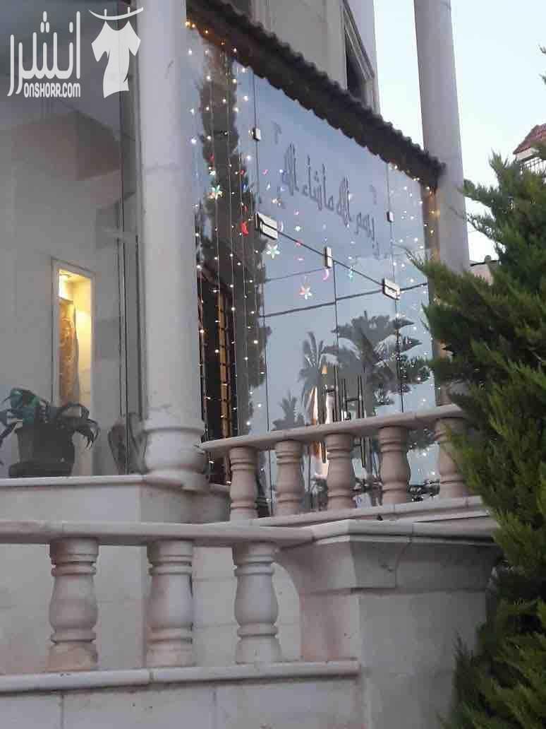 شقه في الياسمين مشطبه تشطيب فاخر جدا 168م تحتوي على : ثلاث غرف واحده ماستر ثلاث حمامات مطبخ خشب بلوط مع هود ايطالي من ال AEG فاخر جدا صالون كبيير تشطيب رائع ساحه كبيره وبلكونة مطبخ بلكونه مع الصا...