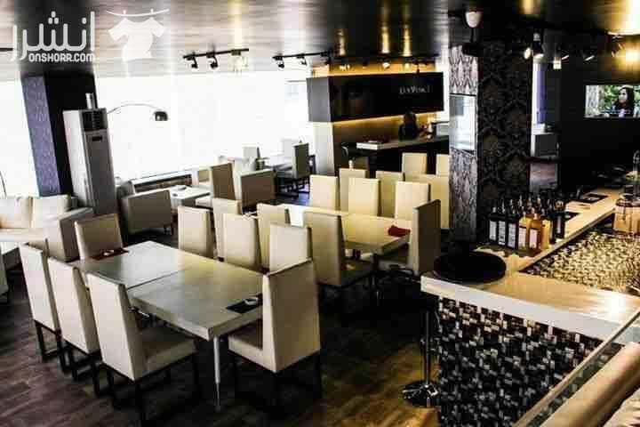 Jasmin breeze Restaurant and Café مطعم للبيع بـ مساحة 560 متر مربع تقريباً ديكور عصري وجميل جداً في سوق تجاري بـ بالزرقاء الجديدة منطقه البتراوي دوار البتراوي الموقع بمكان حيوي جداً يشمل محلات تجا...