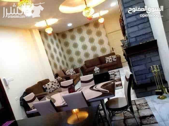 بيت مستقل للبيع في الزرقاء الجديده مكون من أربع غرف نوم وثلاث حمامات وصالة ضيوف وصالة معيشته مع مطبخ أمريكي مع المعيشه عمر البناء سنه البيت أعلى مواصفات البناء على الإطلاق عزل جميع واجهات البناء الشبا...