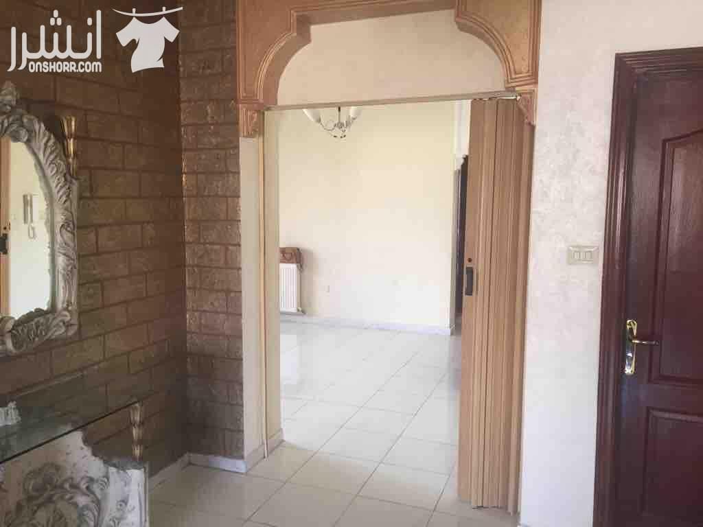 شقة مميزة و مطلة في اعلى منطقة بعرجان خلف كلية الرياضة راكب أربع مكيفات ممتازه : 1 LG و 3 Bosch مطبخ نظام أمريكي مفتوح عالمعبشة بكونتر المطبخ بلوط صولد ثلاث غرف نوم باركيه عمر البناء 13 سنه مخزن...
