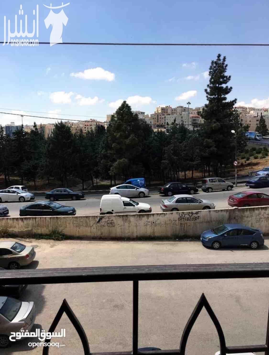 شقة في شارع الجامعة ، 3 غرف وحدة ماستر ، مطبخ راكب ، صالة وصالون وبرندتين بالقرب من الجامعة الأردنية تشطيب سوير ديلوكس