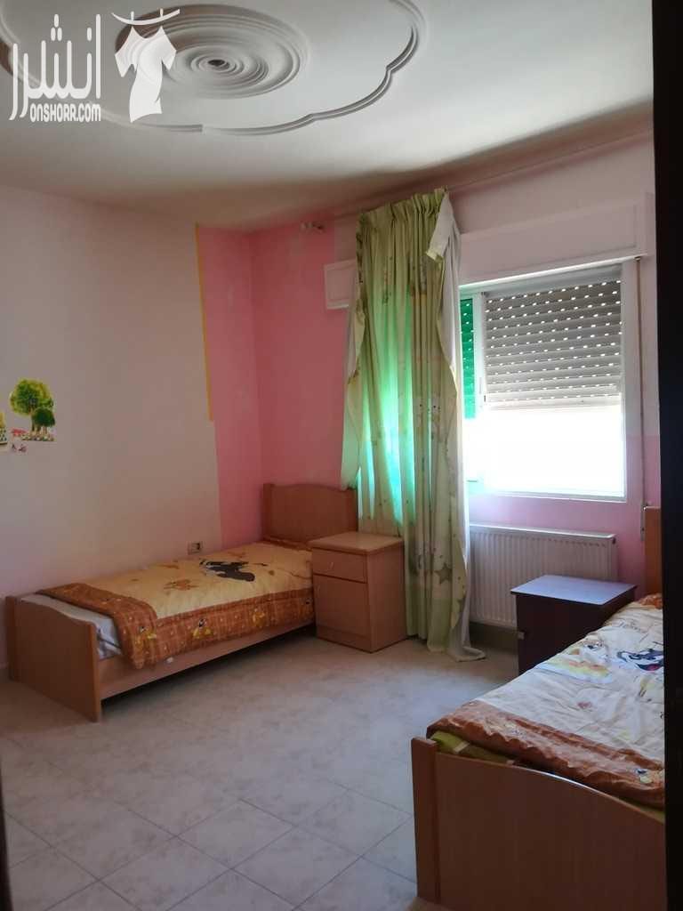 ضاحية الرشيد قرب شارع الجامعة وخلف فندق الفنار أجمل المواقع طابق ثانى على شارعين مطله على تلاع العلى شامل الفرش 3نوم 3حمام صالون سفرة معيشة مطبخ راكب وغرفة خادمة بلكونه مطله رخام أرضيات مصعد كراج مخز...