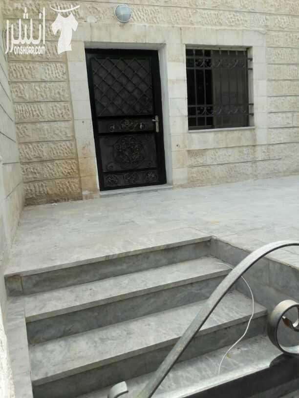 شقة ارضية مع ترس للبيع .. مقابل العيادات الخارجية لمستشفى حمزة منطقة هادئة جدا .. مساحتها الداخلية 135 م .. ثلاث غرف نوم ..ثلاث حمامات ..ومطبخ راكب جديد وحمامات تم عمل صيانة لها وتغييرها .. تشطيبات د...