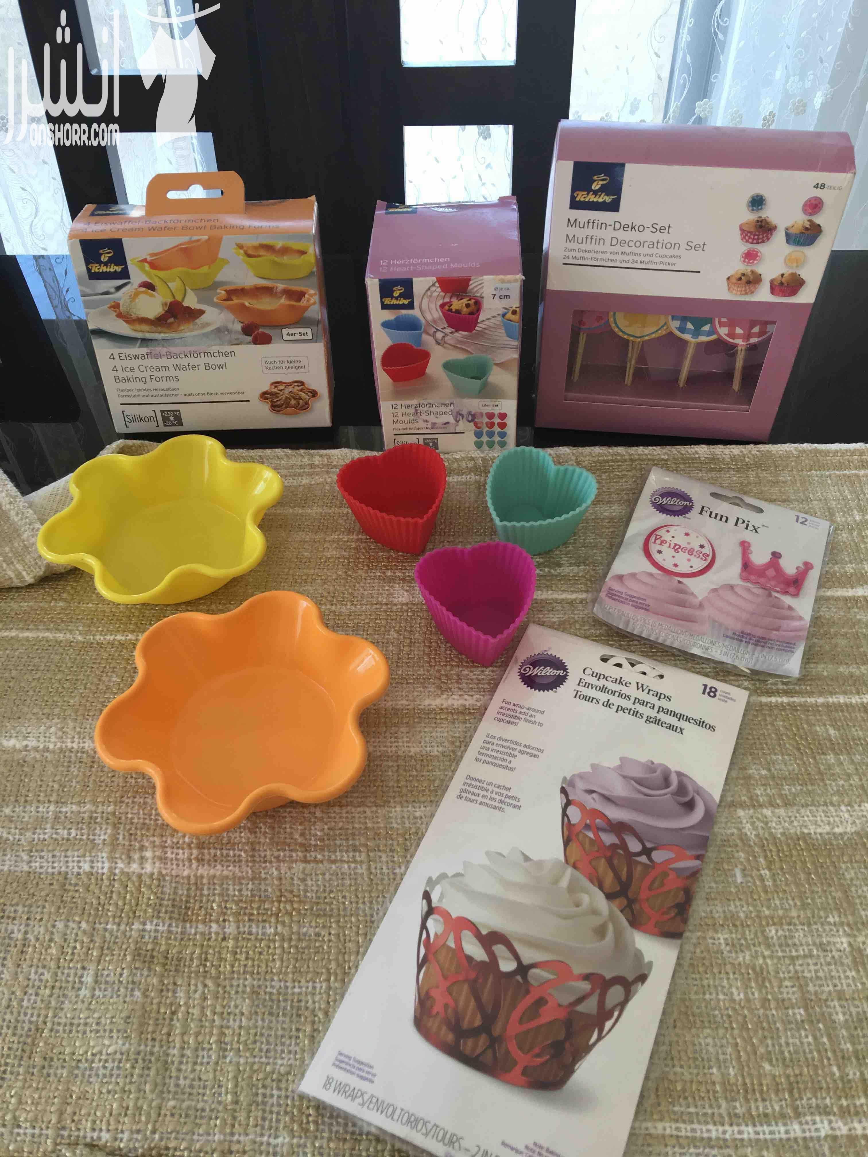 قوالب خاصه للبسكوت والمعجنات وادوات خاصه للحلويات بالاضافه الى قوالب للكب كيك والشكولاته وادوات للمحترفين في صناعه الورود لتزيين الكيك