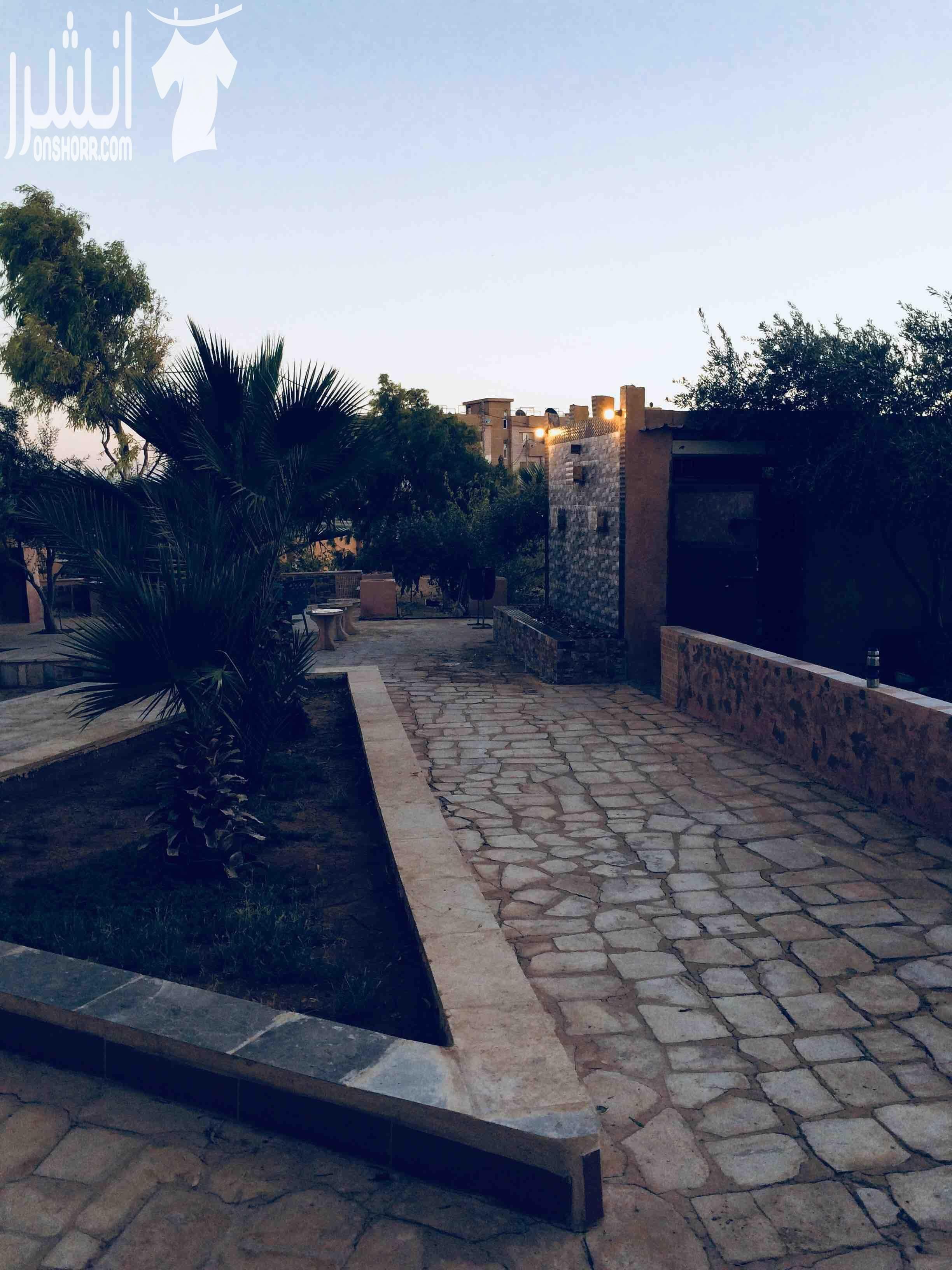 فيلا مستقله للبيع الفيلا تحتوي على ثلاثة بيوت مساحة البيت الواحد ١٠٠متر ومساحة الارض ٤دنمات مزروعة بأشجار مثمره من مختلف الأنواع وعدد الأشجار ٢٠٠شجره ويحتوي بركة سباحة وشلال ماء وأربع برندات وكراج للس...
