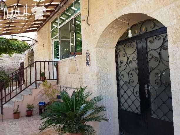 عمارة للبيع حي عدن أرض مساحة ٥٢٥ متر مربع مسطح بناء ١٦٠ متر مربع ، ٣ شقق واحده أرضي و اثنتين طابق ثاني ، يوجد بئر ماء و غرفة خزين ، و مدخلين منفصلين