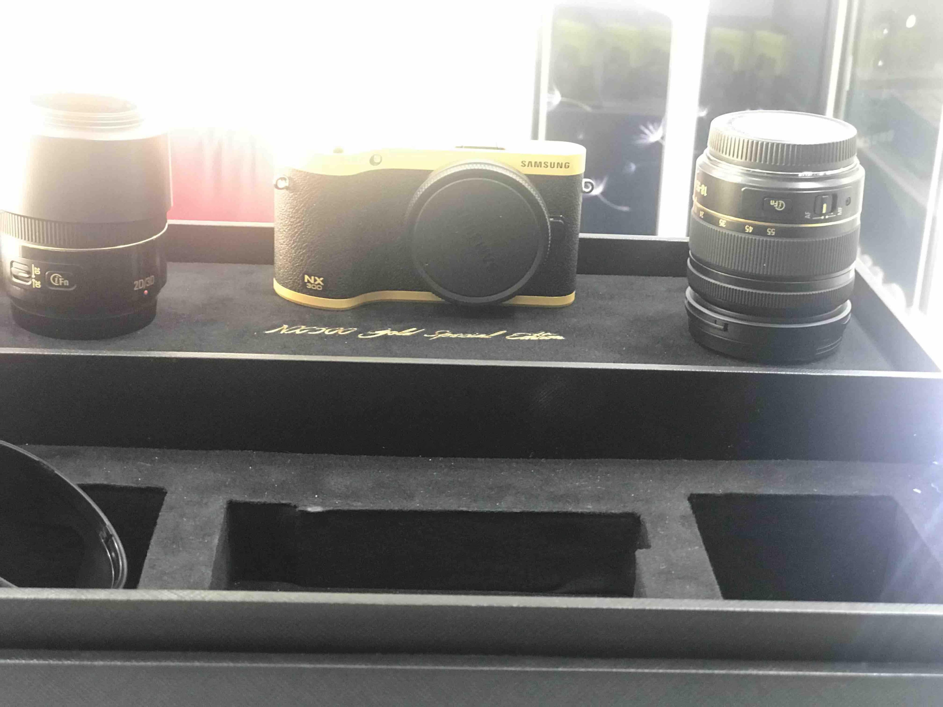 كاميره سامسونج Nx300 مطلي ذهب نسخه محدودة يوجد منها الف واحده حول العالم Samsung camera Nx300 limited edition gold