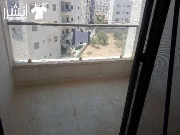 شقة فارغة للايجار مساحة الشقة ١٧٧ متر مربع صالون كبير وسفرة غرفة معيشة ٣ غرف نوم (١ ماستر) ٣حمامات مطبخ المنيوم خشابي ٣ برندة عمر البناء سنة كراج من المالك مباشرة لاستفسار 0798074466 السعر ٤٣٠٠ سنو...
