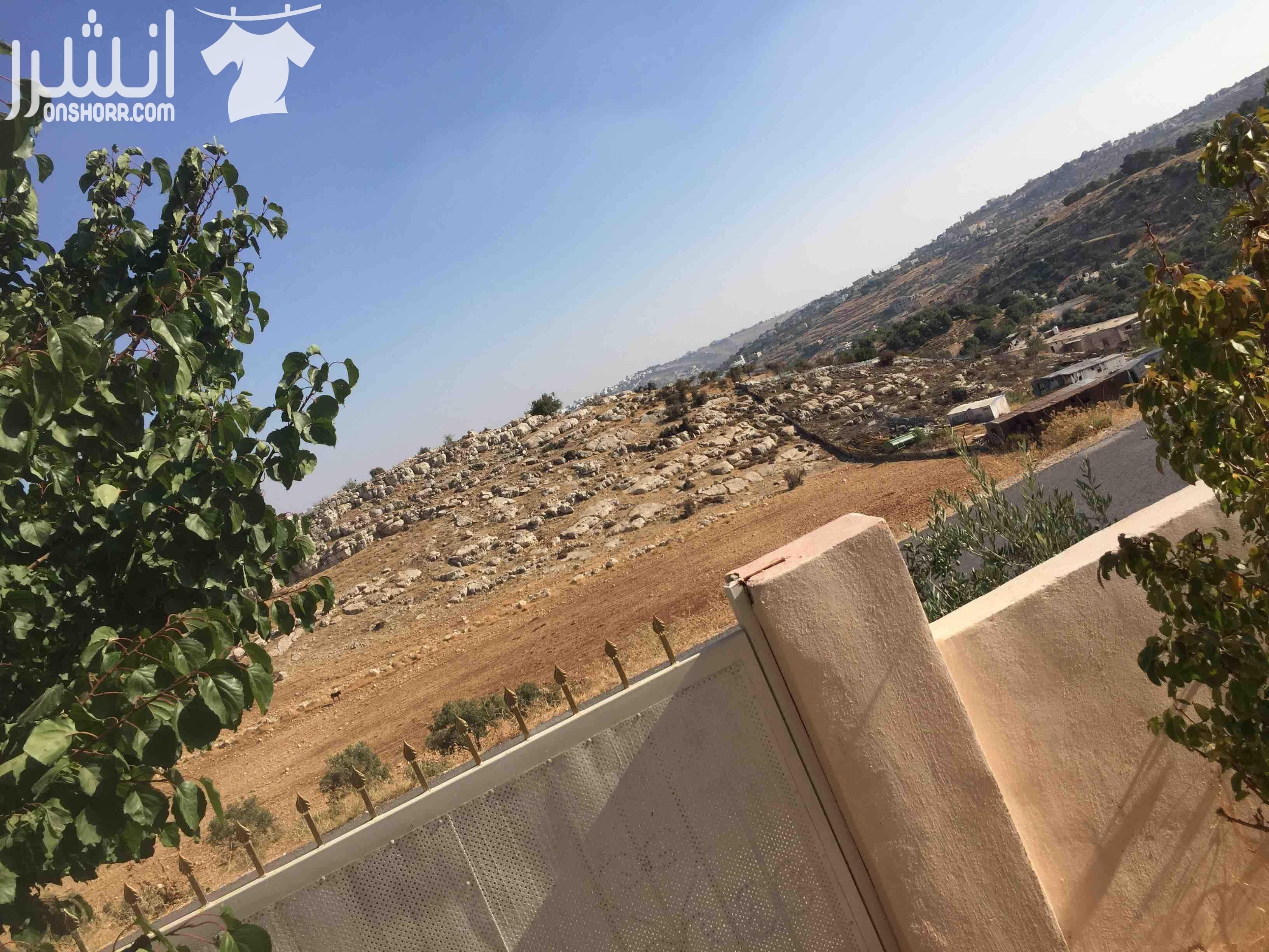 بيت مستقل استقلال تام بنمطقة الرباحيه بالقرب من المدينه الطبيه ذو اطلاله خلابه يتكون من غرفتين نوم وغرفة معيشه وغرفة ضيوف وحمامين ومطبخ مدخل خاص وبارك خاص البيت واسع بسم الله ما شاء الله جللسات خارجي...