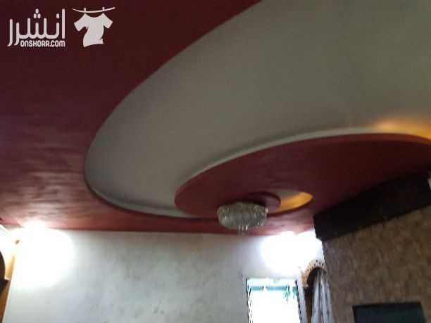 عمارة للبيع حي عدن أرض مساحة ٥٢٥ متر مربع مسطح بناء ١٦٠ متر مربع ، ٣ شقق واحده أرضي و اثنتين طابق ثاني ، يوجد بئر ماء و غرفة خزين ، و مدخلين منفصلين