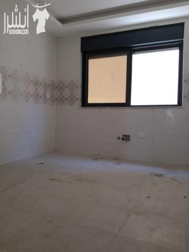 شقة للبيع في دير غبار طابق اخير ( ثالث ) مساحتها ٨٥ متر مع روف ٥٠ متر غير مبني تتكون من ٢ نوم صاله وصالون ٢ حمام ومطبخ بلكونه اباجورات كهربا زجاج دبل تدفئة غاز جديدة لم تسكن بسعر ٦٥ الف دينار بدو...