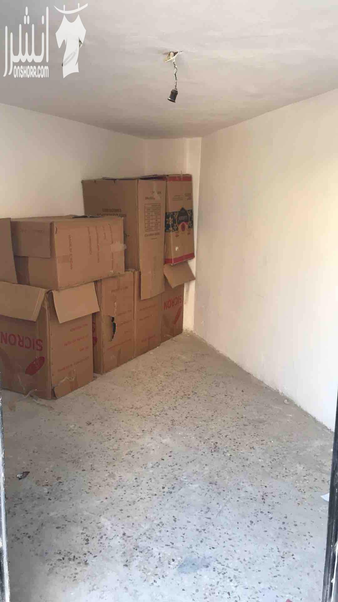 مستودع صغير في جبل القصور بمساحة 3*4 متر ينفع لتخزين الأدوات لصناعيين والمهنيين وبالإضافة ينفع ان يكون محل قهوة كون انه مطل على شارع أساسي لسائقين سرافيس في المنطقة