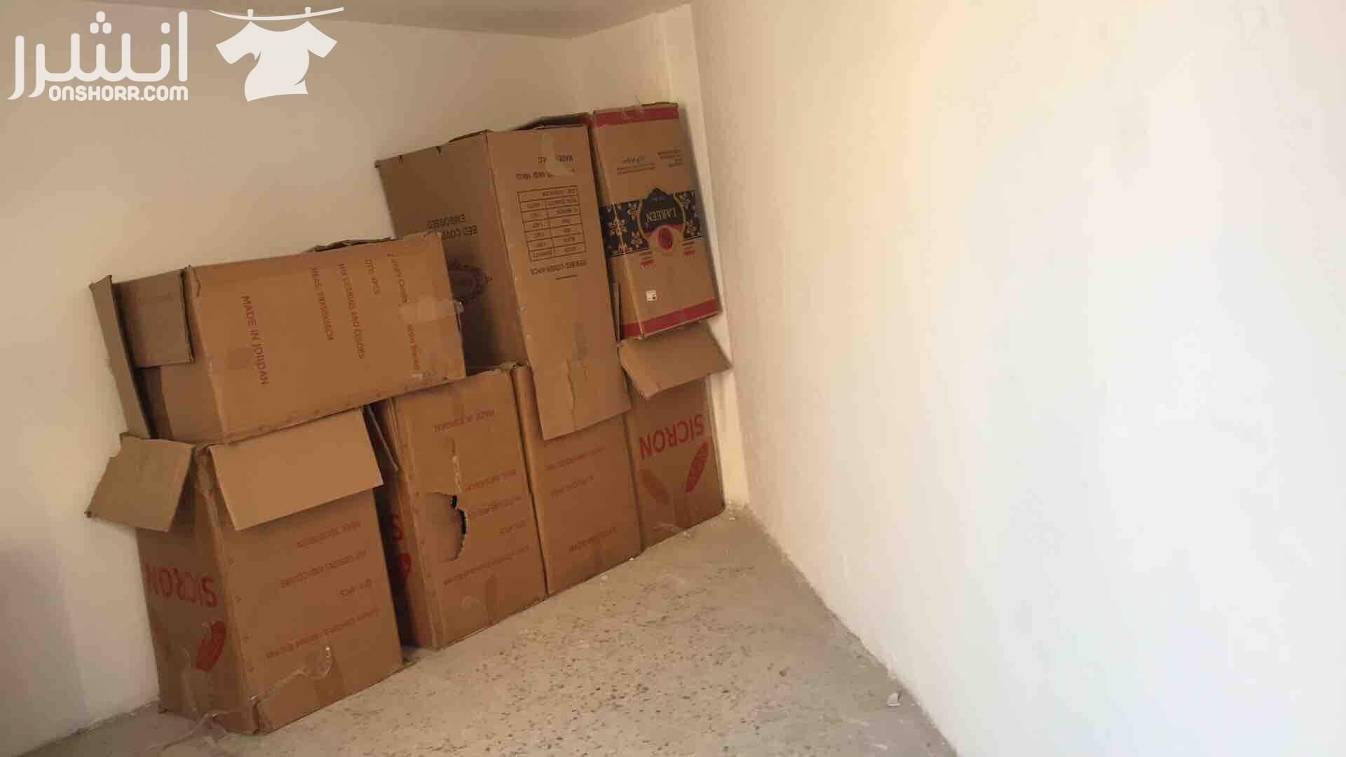 مستودع صغير في جبل القصور بمساحة 3*4 متر ينفع لتخزين الأدوات لصناعيين والمهنيين وبالإضافة ينفع ان يكون محل قهوة كون انه مطل على شارع أساسي لسائقين سرافيس في المنطقة