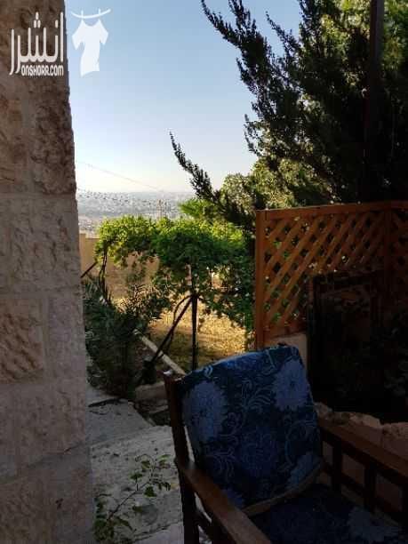 عمارة للبيع حي عدن أرض مساحة ٥٢٥ متر مربع مسطح بناء ١٦٠ متر مربع ، ٣ شقق واحده أرضي و اثنتين طابق ثاني ، يوجد بئر ماء و غرفة خزين ، و مدخلين منفصلين