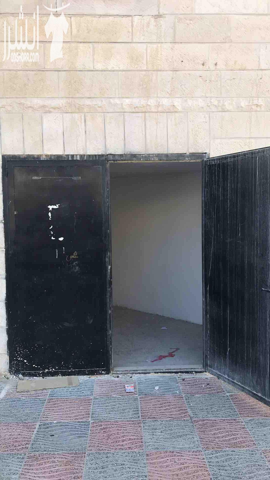 مستودع صغير في جبل القصور بمساحة 3*4 متر ينفع لتخزين الأدوات لصناعيين والمهنيين وبالإضافة ينفع ان يكون محل قهوة كون انه مطل على شارع أساسي لسائقين سرافيس في المنطقة