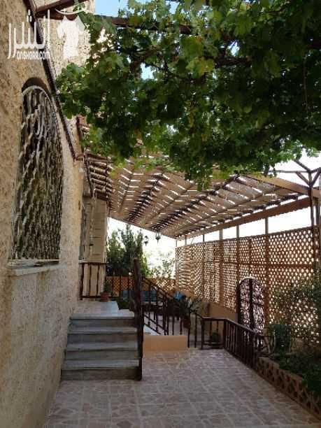 عمارة للبيع حي عدن أرض مساحة ٥٢٥ متر مربع مسطح بناء ١٦٠ متر مربع ، ٣ شقق واحده أرضي و اثنتين طابق ثاني ، يوجد بئر ماء و غرفة خزين ، و مدخلين منفصلين