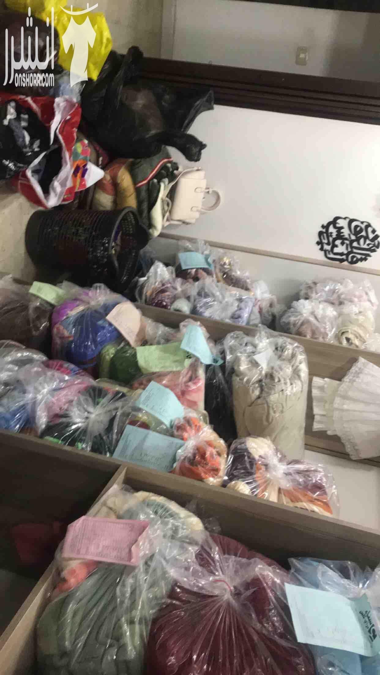 محل دراي كلين في الهاشمي الشمالي في منطقة سكنية مميزة يعمل بشكل ممتاز للبيع بداعي السفر مجهز بكامل المعدات و الماكينات الصناعية مكون من نورفة فل اتمتيك نوع جديد غسالة حرامات صناعية سوسرية الصنع 25...