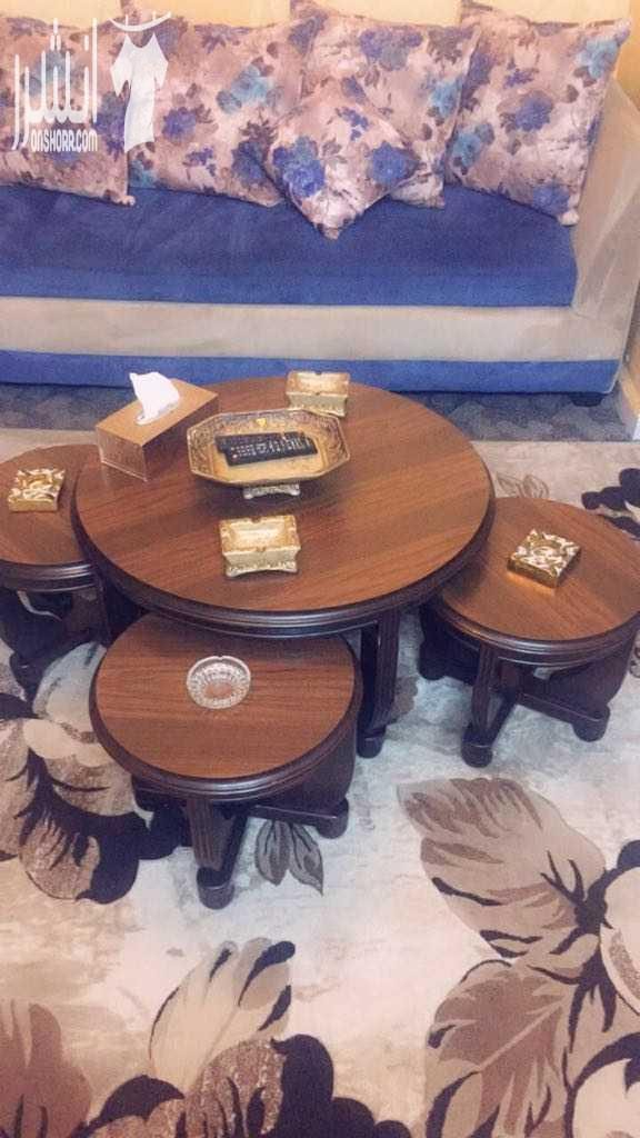 كنابيات ٨ مقاعد جديد مع طاولات دائري وحده كبيره وتلاته صغار تفصيل وسجاده جديده للبيع بحاله جيده جدا استعمال ٦ شهور فقط طقم صالون كامل للبيع مستعجل بداعي السفر