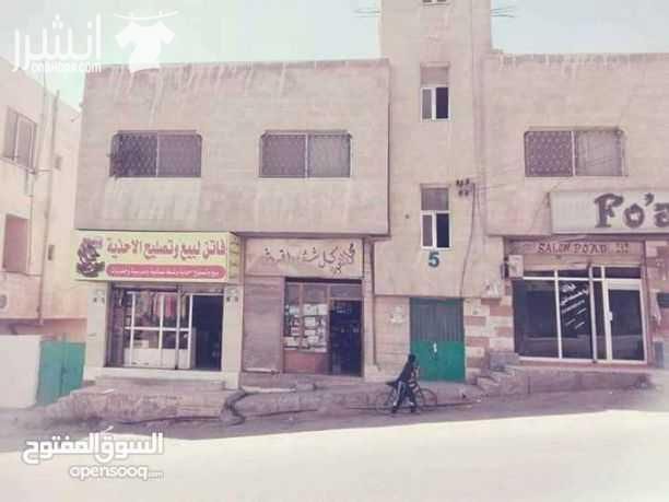 عمارة استثمارية مكونة من طابق تسوية وطابق ارضي وطابق اول (تجاري)
مساحة الارض : 294 م
مساحة البناء كامل : 700 م تقريبا
مكونة من 6 شقق سكنية و 4 مخازن تجارية بعقود أجار سنوية تجدد من المالك .
بدخل (...