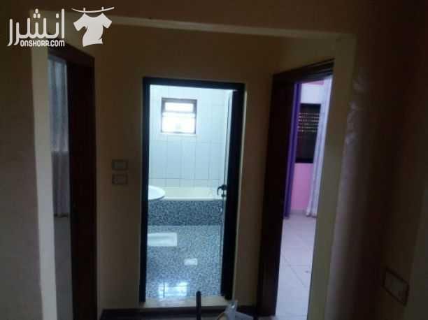 للبيع من المالك مباشره منزل مكون من طابقين على ارض مساحتها 808 م2 الطابق الاول مبني سنة 2002 مدخل مبلط شحف مساحته 170 م2 مطبخ المنيوم رخام سيراميك كامل حمامات سيراميك كامل ابواب خشب ساحه مبلطه...