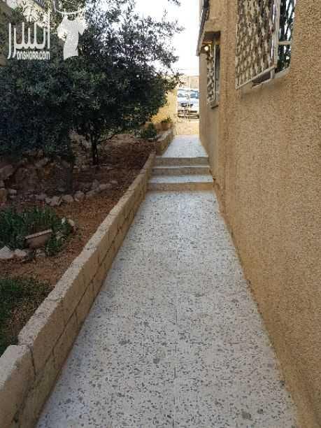 عمارة للبيع حي عدن أرض مساحة ٥٢٥ متر مربع مسطح بناء ١٦٠ متر مربع ، ٣ شقق واحده أرضي و اثنتين طابق ثاني ، يوجد بئر ماء و غرفة خزين ، و مدخلين منفصلين