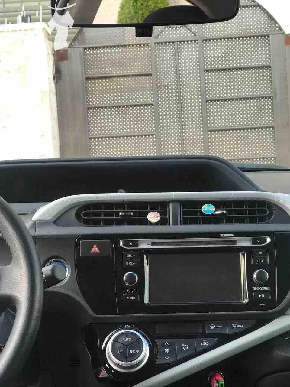 بريوس سي 2012 المتور 1500cc اقصادي جداً 390 الى 440 تمشي بالتنكه تحولية كامل التابلو مع شاشة 2015 كامرةخلفية جنط كشافات غمازات على مري ضب على الريموت بصمة تشغيل وبصمة ابواب تحكم استرنج كامل م...