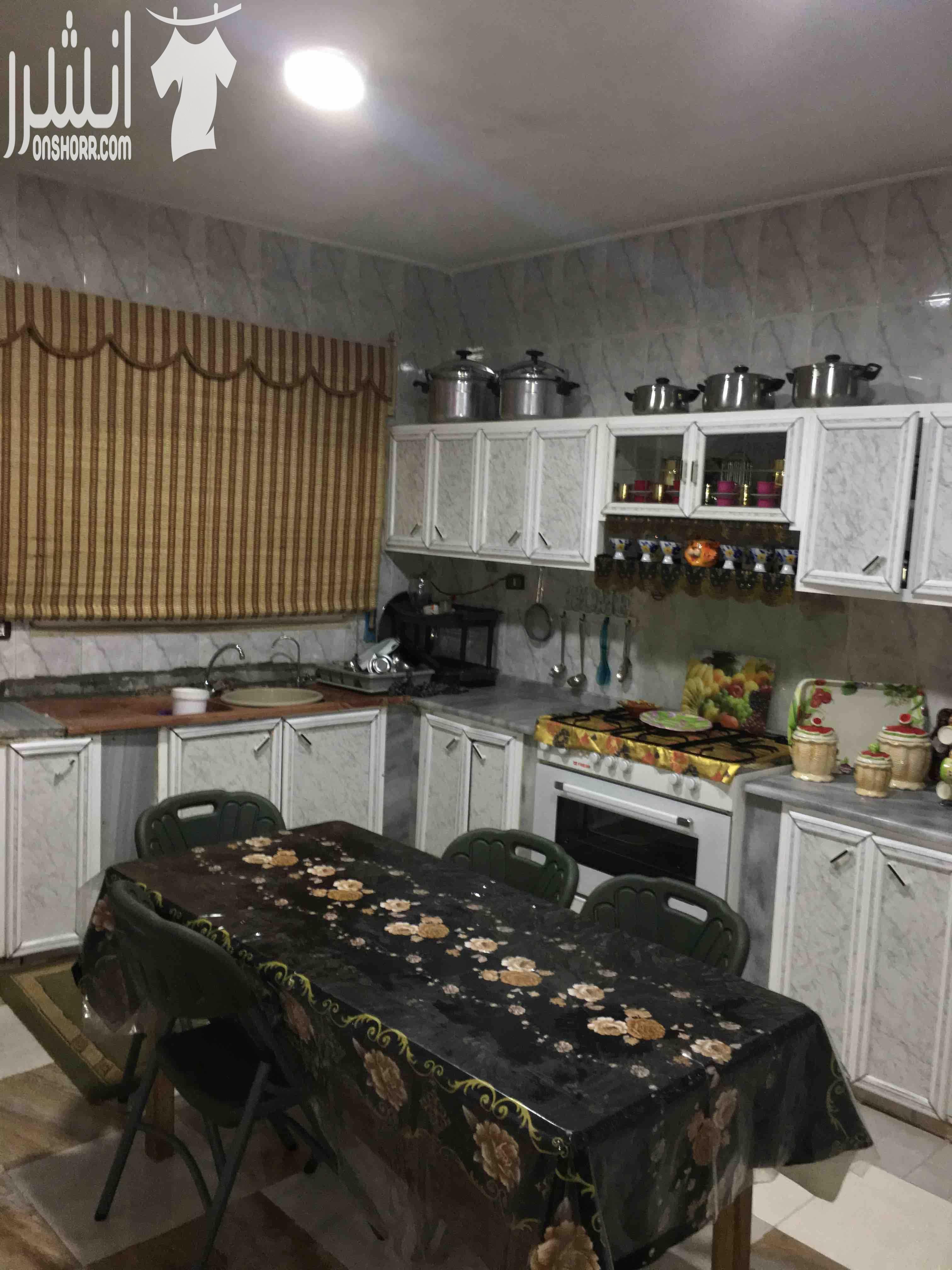 فيلا 3طوابق 5شقق للبيع من المالك مباشره السعر قابل للتفاوض يوجد مع البيت ارض 1700متر للبيع المستعجل الطابق الاول كامل التاني شقتين التالت شقتين يوجد جميع الخدمات مطله على مطار إلملكه عليا مقابل شا...