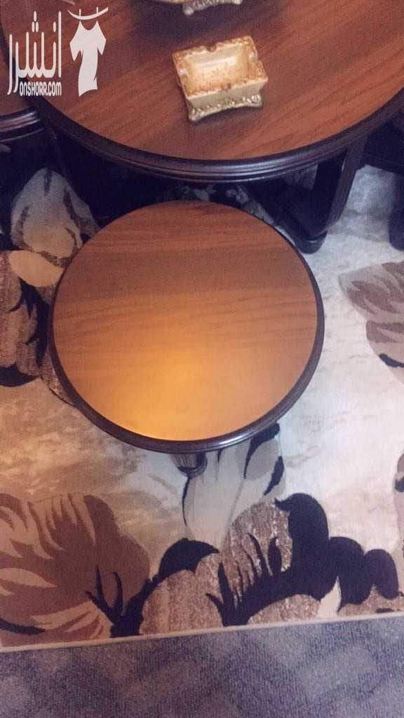 كنابيات ٨ مقاعد جديد مع طاولات دائري وحده كبيره وتلاته صغار تفصيل وسجاده جديده للبيع بحاله جيده جدا استعمال ٦ شهور فقط طقم صالون كامل للبيع مستعجل بداعي السفر