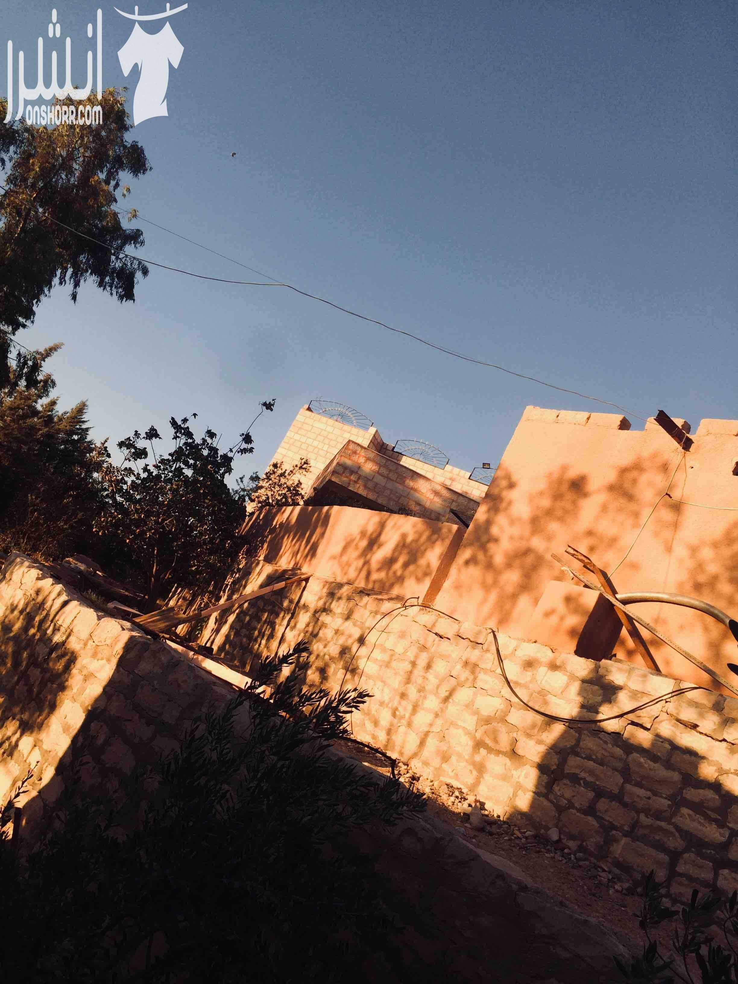 فيلا مستقله للبيع الفيلا تحتوي على ثلاثة بيوت مساحة البيت الواحد ١٠٠متر ومساحة الارض ٤دنمات مزروعة بأشجار مثمره من مختلف الأنواع وعدد الأشجار ٢٠٠شجره ويحتوي بركة سباحة وشلال ماء وأربع برندات وكراج للس...