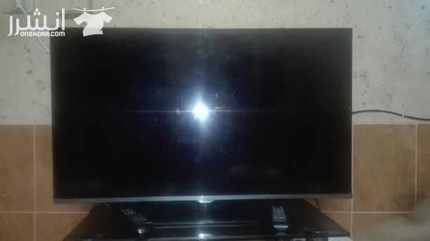 شاشة سامسونج مع قاعدة للحائط 40 انش Full HD مخرجين USB مخرجين HDMI خاصية تعديل الصورة وضعية كرة القدم لجودة افضل لمتابعة المباريات مستعملة و بحالة ممتازة