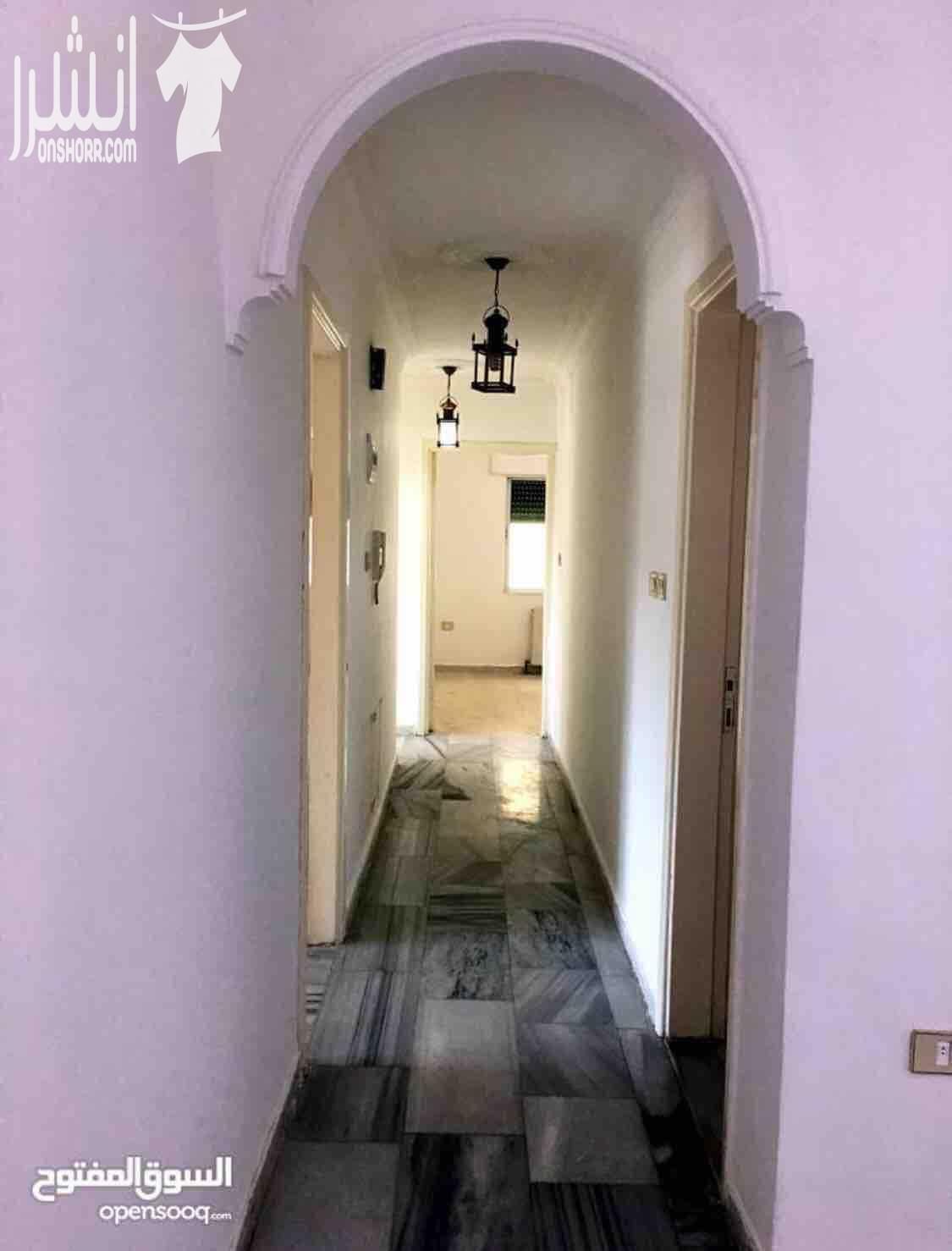 شقة في شارع الجامعة ، 3 غرف وحدة ماستر ، مطبخ راكب ، صالة وصالون وبرندتين بالقرب من الجامعة الأردنية تشطيب سوير ديلوكس