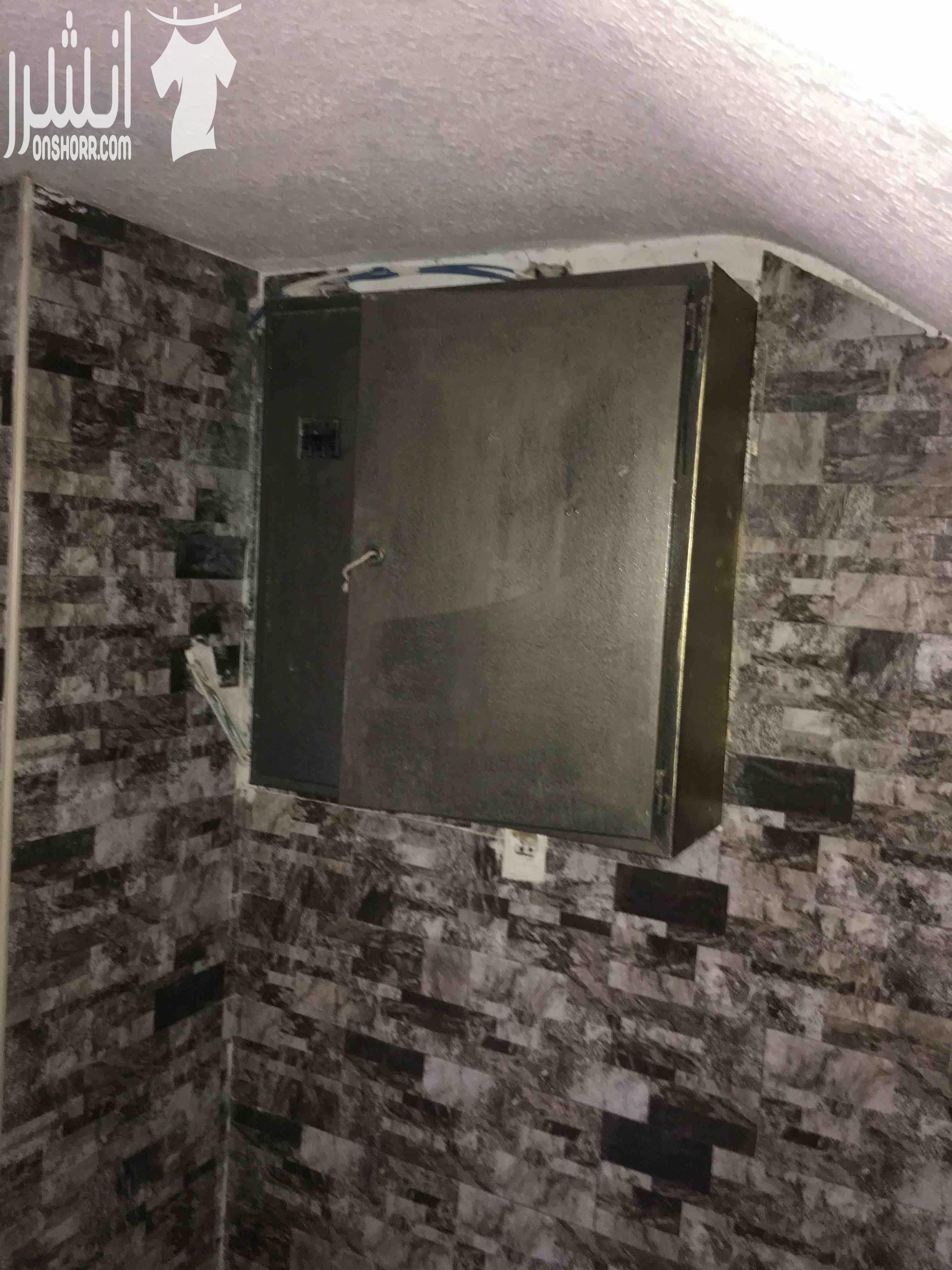 فيلا 3طوابق 5شقق للبيع من المالك مباشره السعر قابل للتفاوض يوجد مع البيت ارض 1700متر للبيع المستعجل الطابق الاول كامل التاني شقتين التالت شقتين يوجد جميع الخدمات مطله على مطار إلملكه عليا مقابل شا...