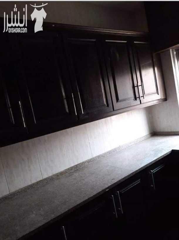 شقة للبيع في ام اذينة مساحتها 150 متر مربع صافي مؤجرة بمبلغ شهري 650 دينار الشقة مجددة بالكامل من الداخل ارضيات سيراميك و مطبخ جورسال 3 غرف نوم و صالون كبير و غرفة خزين و حمامين المنطقة تجارية و تنفع...