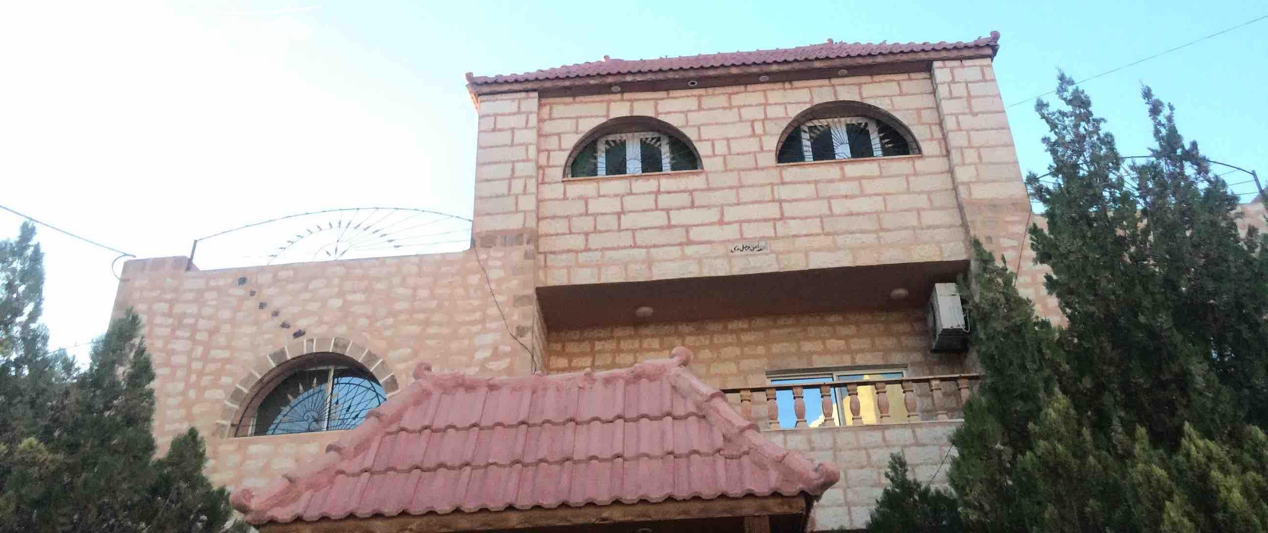 فيلا مستقله للبيع الفيلا تحتوي على ثلاثة بيوت مساحة البيت الواحد ١٠٠متر ومساحة الارض ٤دنمات مزروعة بأشجار مثمره من مختلف الأنواع وعدد الأشجار ٢٠٠شجره ويحتوي بركة سباحة وشلال ماء وأربع برندات وكراج للس...