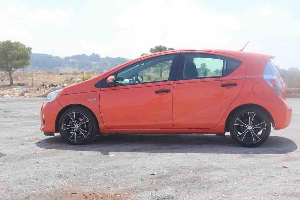 بريوس سي 2012 المتور 1500cc اقصادي جداً 390 الى 440 تمشي بالتنكه تحولية كامل التابلو مع شاشة 2015 كامرةخلفية جنط كشافات غمازات على مري ضب على الريموت بصمة تشغيل وبصمة ابواب تحكم استرنج كامل م...